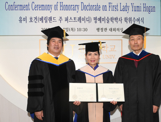 건국대학교(총장 민상기)는 7일 오전 서울 광진구 능동로 건국대 행정관에서 명예박사 학위 수여식을 열고 미국 역사상 최초의 한인 출신 주지사 퍼스트레이디 유미 호건(Yumi Hogan) 여사에게 명예미술학박사 학위를 수여했다고 밝혔다. 민상기 총장(왼쪽부터), 유미 호건 여사, 임융호 대학원장. 건국대 제공